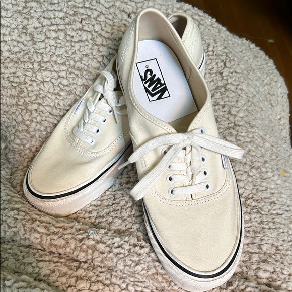 Men’s Vans Like New Off-White Canvas Sneakers, Size Euro 44, US 11 - Picture 1 of 8